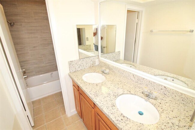 Building Photo - 10402 Gulfstream Ln