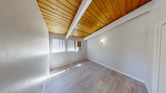 Building Photo - POOL house! BIG rooms! 8 Bedrooms (Lease o...