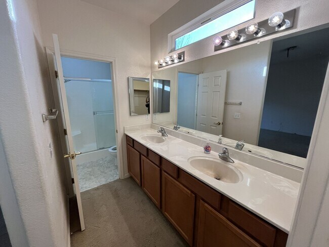 Building Photo - Residential 3 bed 2 bath in Elk grove