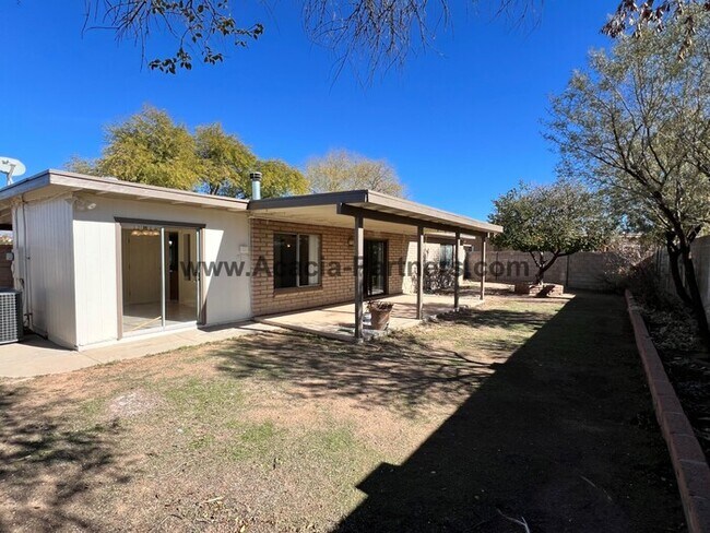 Building Photo - Four Bedroom Home