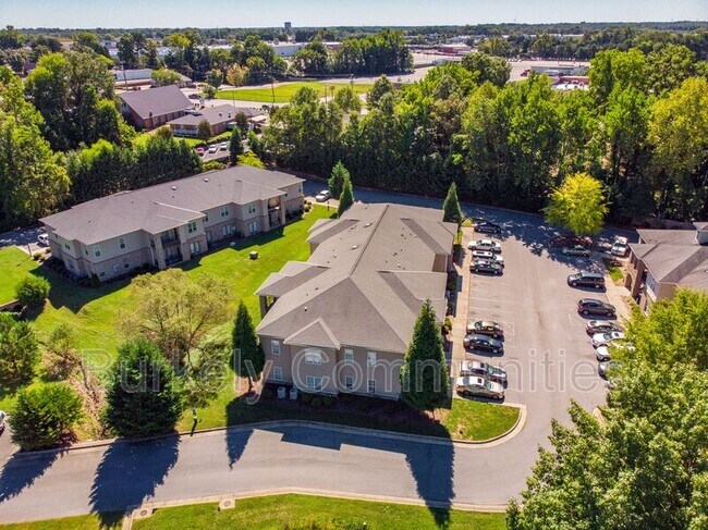 Building Photo - 104 Thornton Ct