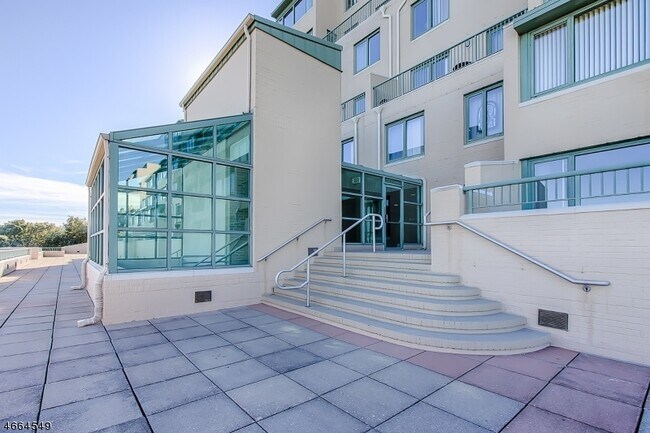Building Photo - 1000 Gates Ct
