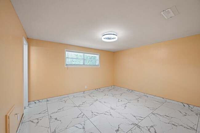 Building Photo - 5718 Greencraig Dr