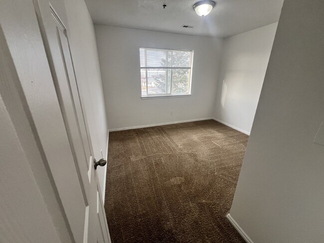 Building Photo - 2 Bed 1 bath in Kearns with Video Tour