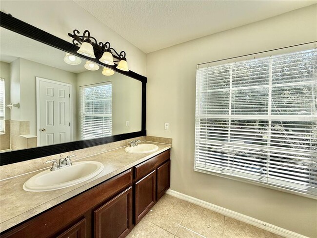 Building Photo - 11161 Creek Haven Dr