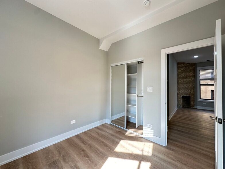 Building Photo - 442 W Belden Ave