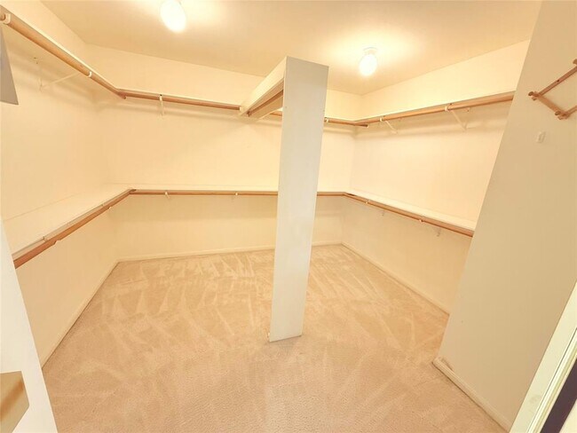 Building Photo - 2438 Falcon Dr