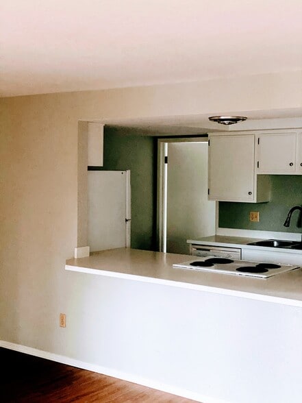Kitchen - 330 SE Donnelly Ln