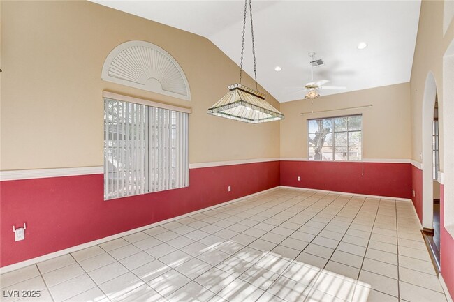 Building Photo - 114 E Tamarack Dr