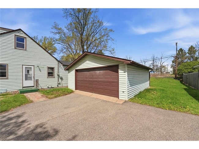 Building Photo - 1697 Rose Pl W