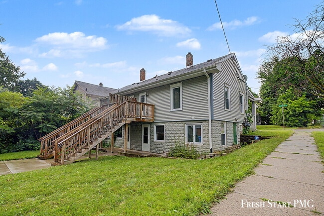 Building Photo - 1266 Clark St
