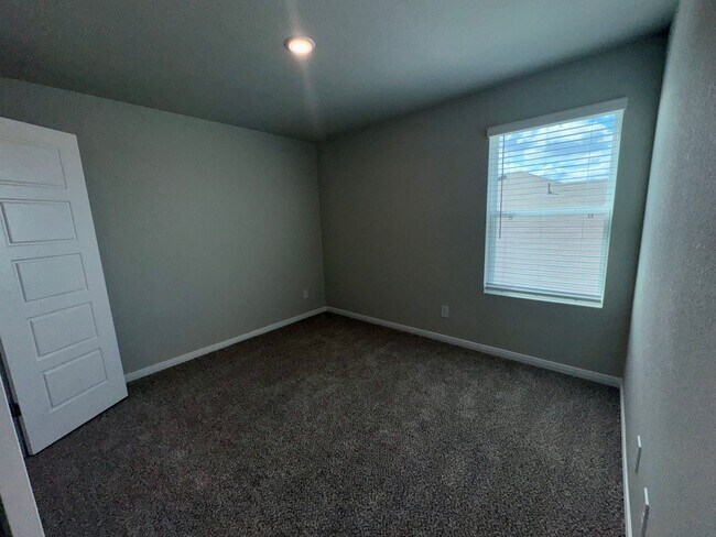 Building Photo - Stunning 4x2.5 Luxury Duplex in Buda, TX!