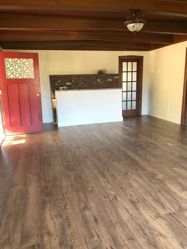 Building Photo - Country Living