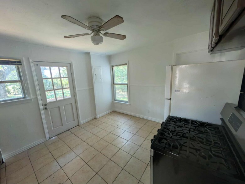 Building Photo - 3916 Winfield Ave