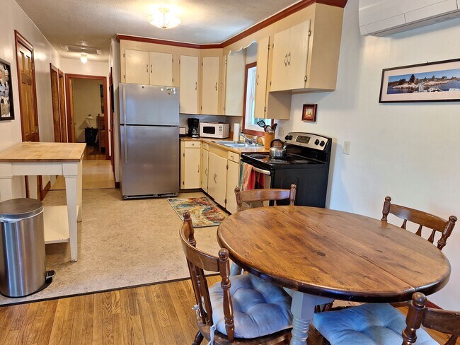 Open kitchen and dining room - 490 Cross Point Rd