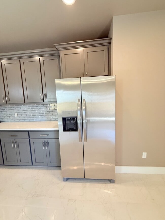 Building Photo - 621 Abadan Dr