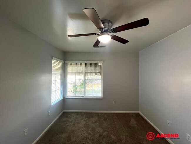 Building Photo - Beautiful 4 Bedroom Home in the Southwest!