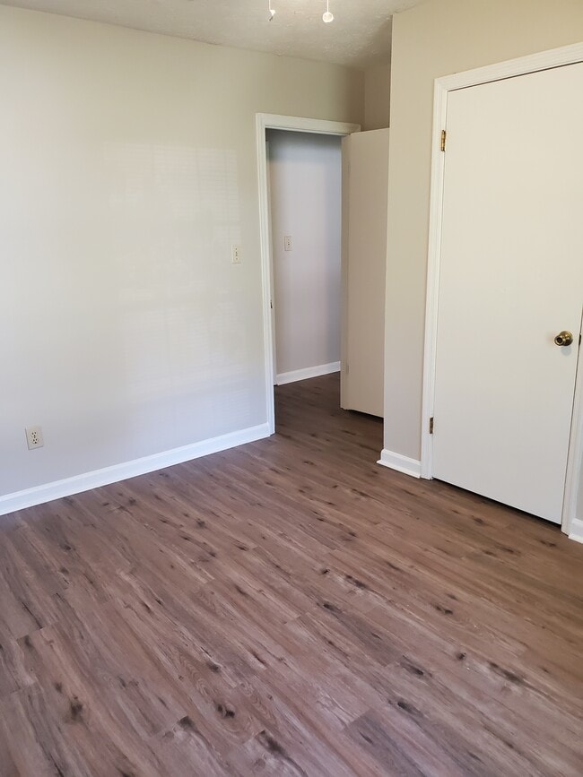 Building Photo - 330 Chase Dr