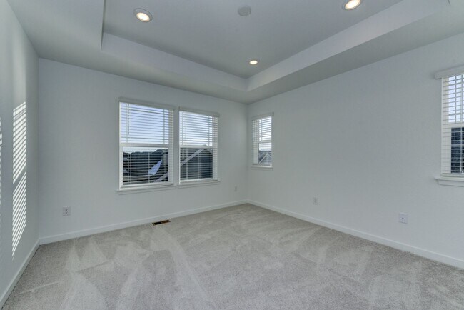 Building Photo - Beautiful 4 bed, 3 bath Townhome with 2 car garage ready for move in!