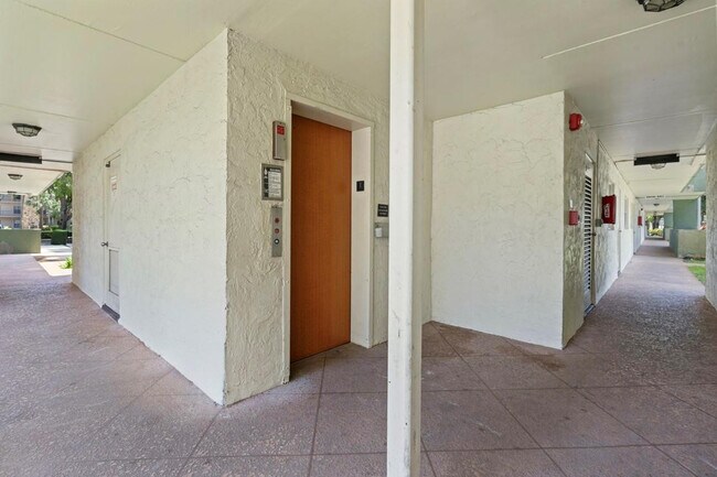 Building Photo - 6075 N Sabal Palm Blvd