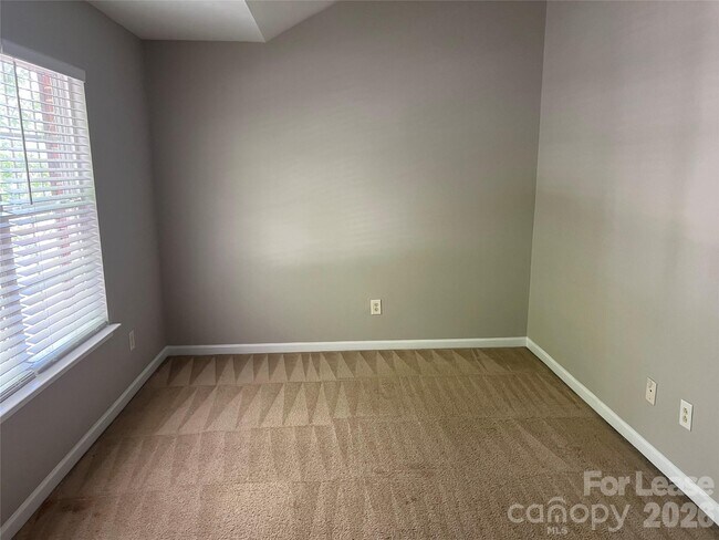 Building Photo - 1111 Delander Ln