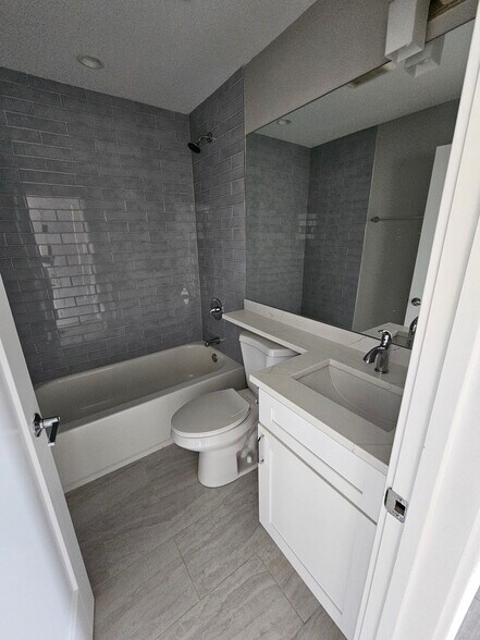 Building Photo - 3931 N Janssen Ave