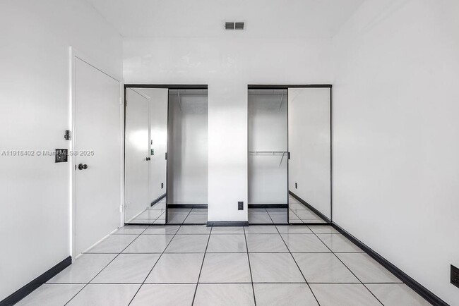 Building Photo - 6641 Via Regina