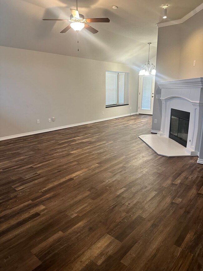 Building Photo - FIRST MONTH FREE! Great Location!