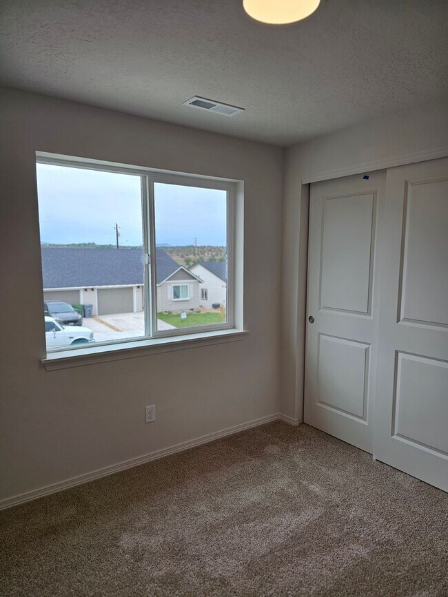 Building Photo - Brand New 3 Bed / 2.5 Bath Duplex – Available Now!