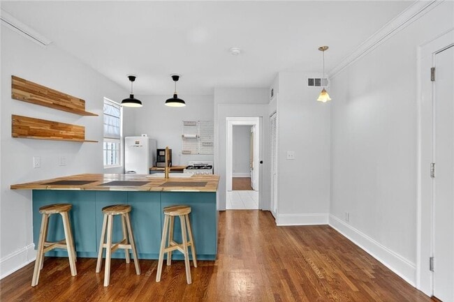 Building Photo - 824 Greenwood Ave NE