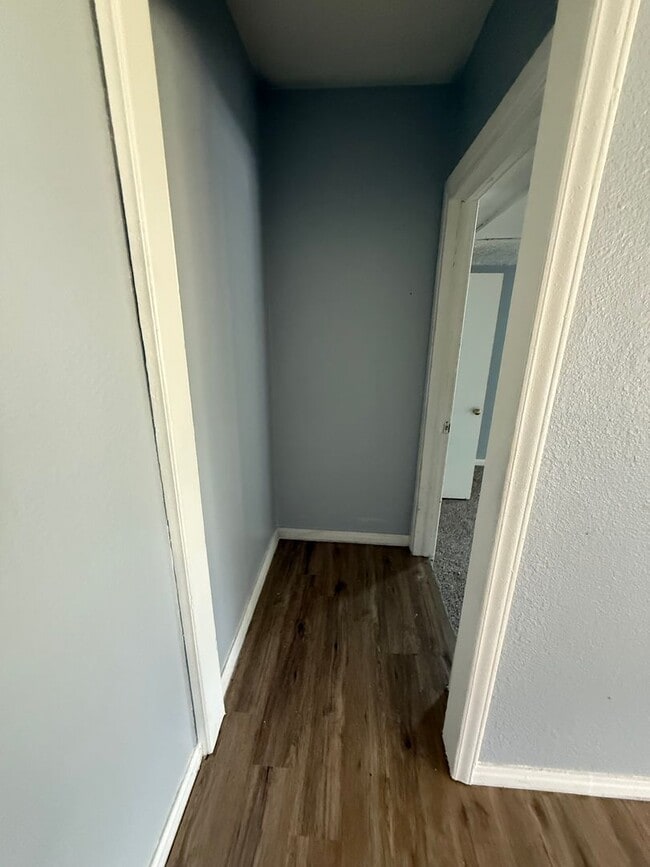 Building Photo - Darling 3 Bedroom in Nice Quiet Area
