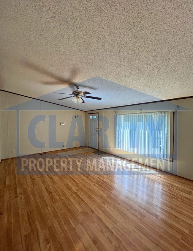 Building Photo - Three bedroom home w/ screened in porch!