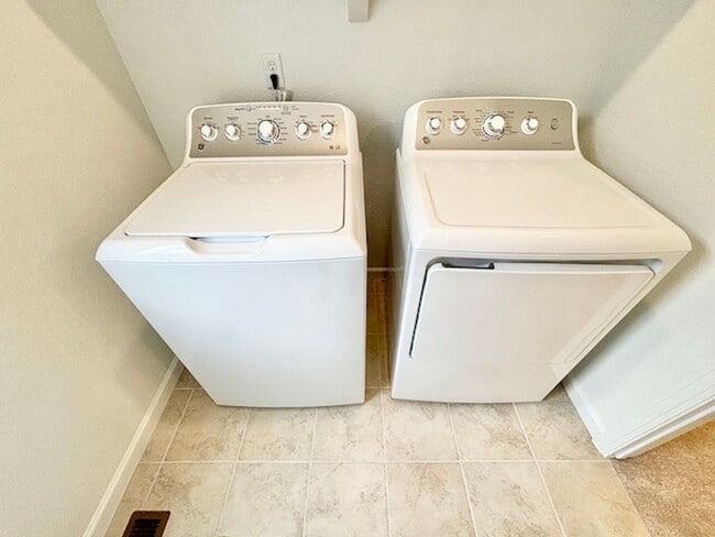 Building Photo - FREE RENT THROUGH OCT 15TH!!