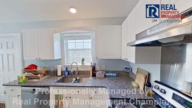 Building Photo - Immaculate 3 BD/2 BA Home w/Vaulted Ceilings, LVP Flooring and Fenced Yard