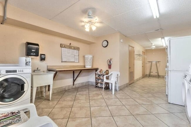 Building Photo - 2 bedroom 2 bath Direct river front.