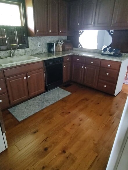Kitchen has been updated - 15493 Siesta Ave