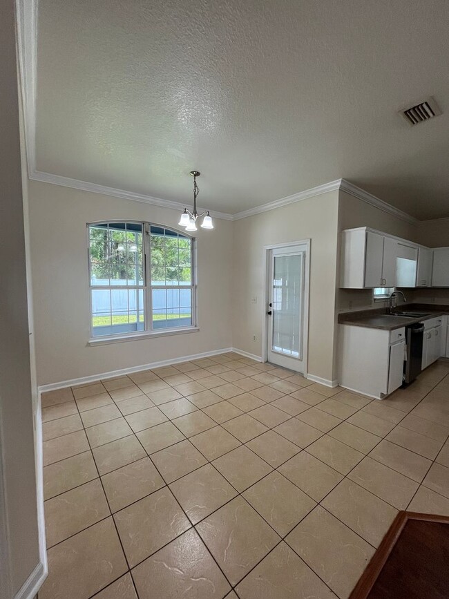 Building Photo - 204 Royal Palms Ave