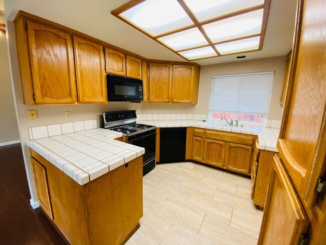 Building Photo - Fresh & Clean!!