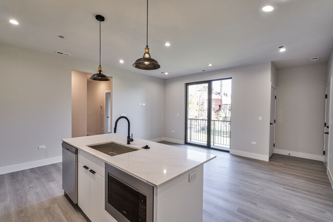 Building Photo - 1405 E 65th Pl