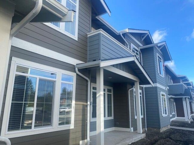 Building Photo - 3 bedroom 2 bath apartment in West Olympia...