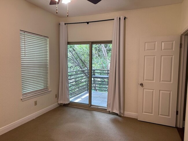 Building Photo - Creekridge - Hyde Park - 45 / Duval - Excl...