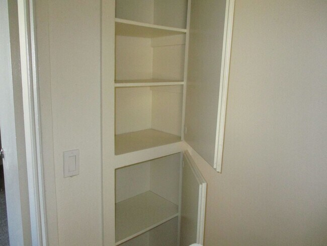 Building Photo - Woodlands in La Jolla  2 bedroom 1 bath to...