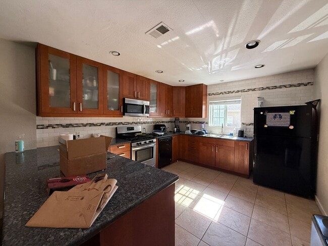 Building Photo - 7BD/4BA w/ Driveway Parking and Backyard!