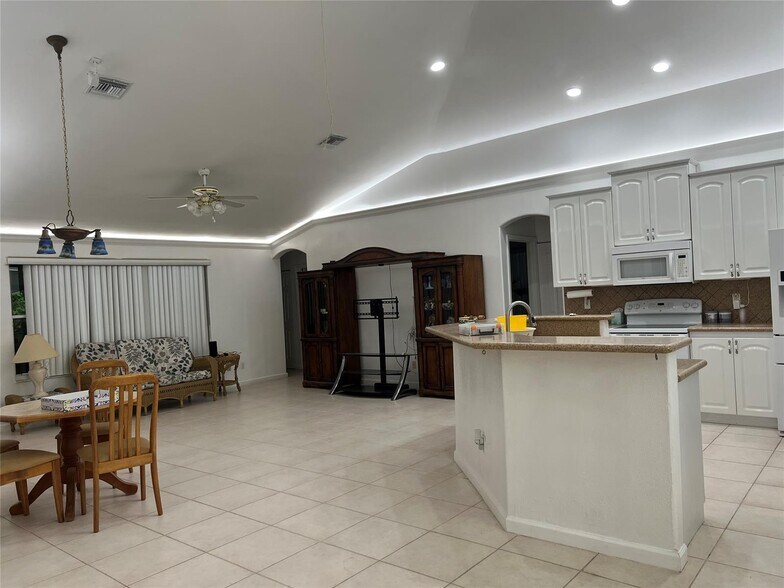 Building Photo - 7400 SW 37th Ct