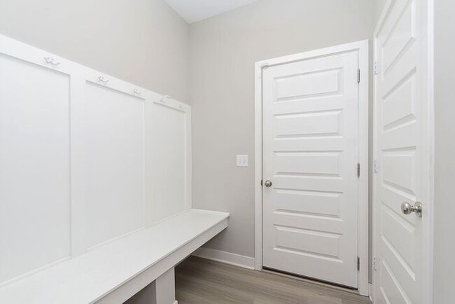 Building Photo - Like New 5 Bedroom 3 Full Bath With Fenced...