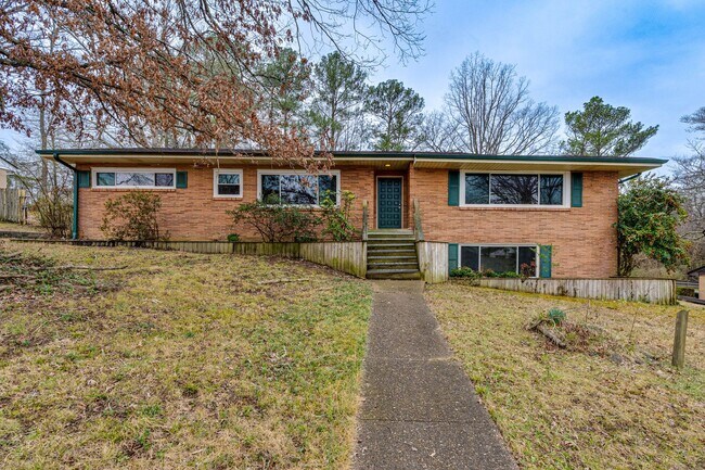 Building Photo - Three Bedroom Two Bathroom House For Rent