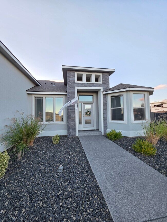 Building Photo - 584 Thebes St