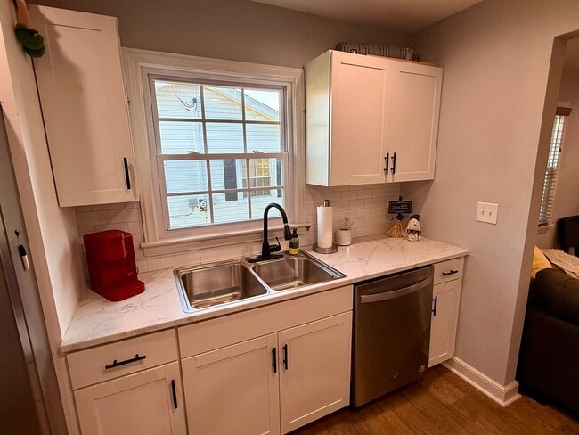 Building Photo - Your Perfect Retreat Awaits in Kingsport –...