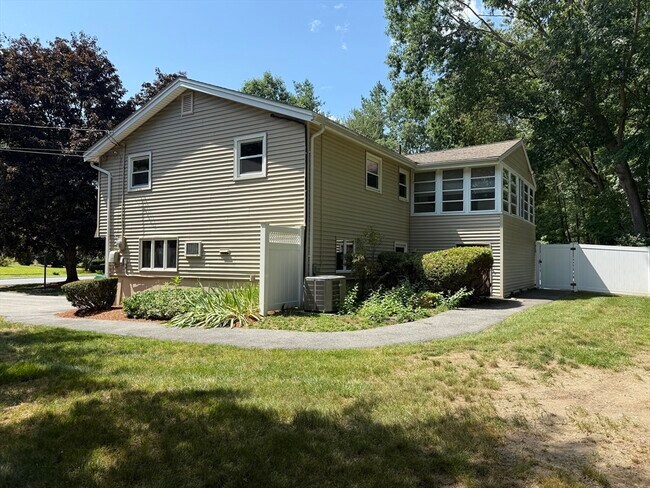 Building Photo - 9 Brookdale Cir