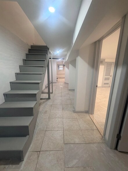 Building Photo - 124 Winfield Ave